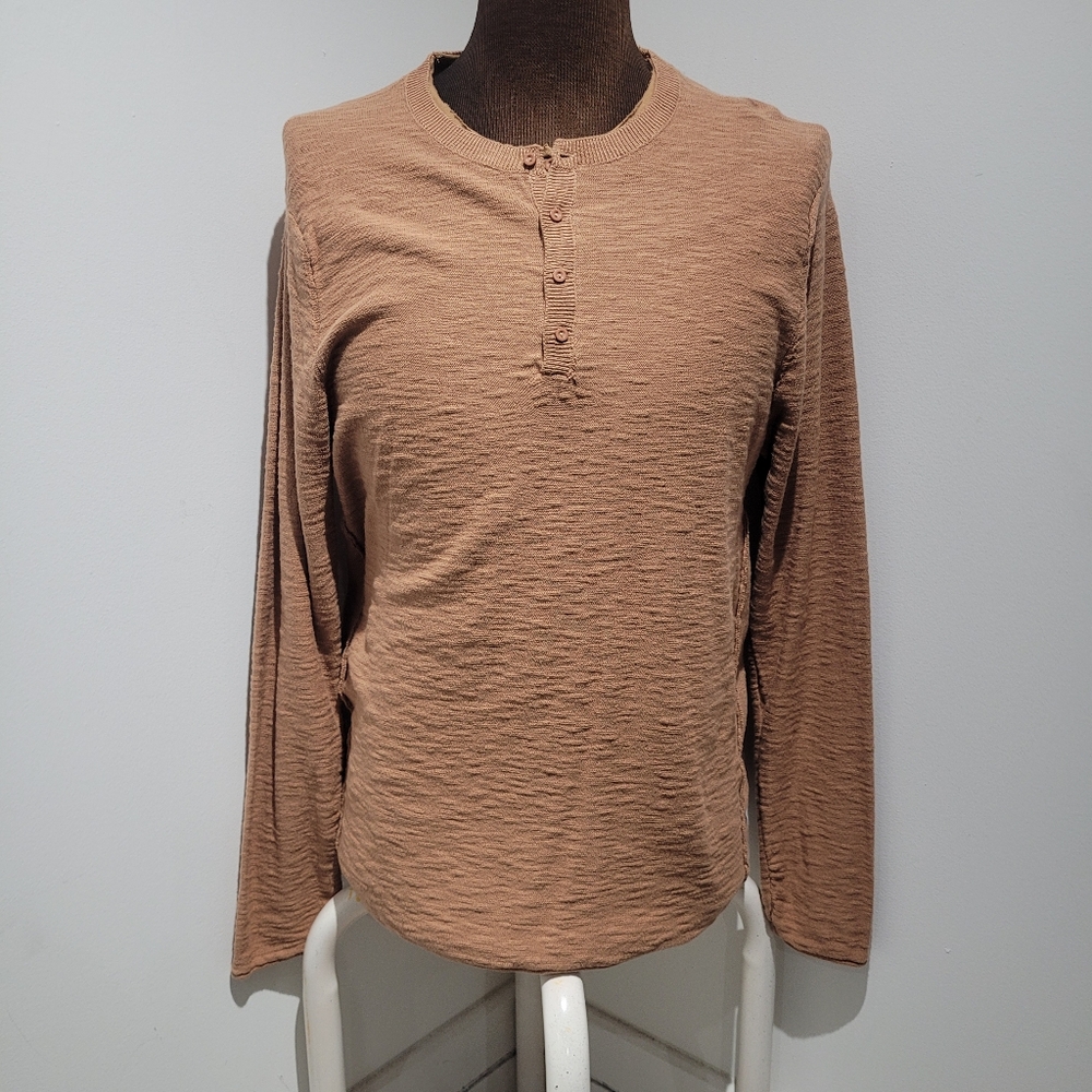 Hedge Men's Textured Cotton Long Sleeve Rolled Edge Henley Medium Camel Brown